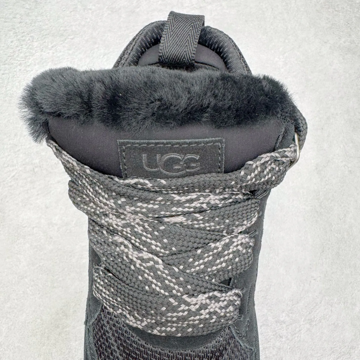 Pick up locally 💰600 UGG 4032 Meyer autumn and winter sheepskin and fur integrated snow boots. All shoes are made from the same factory as ZP. Longfeng A-grade Australian imported sheepskin and fur integrated men's and women's boots. Brand OEM production line. Fully follow the ZP process. OEM original pattern maker. Adhering to the principle of no original shoes and no development selection. Pay attention to every detail. The most authentic version on the market TREADLITE "Light Wing" technology outsole. Lightweight/durable/flexible/pile size: 35 36 37 38 39 40 41 42 43 44 45 Coding: by3936010